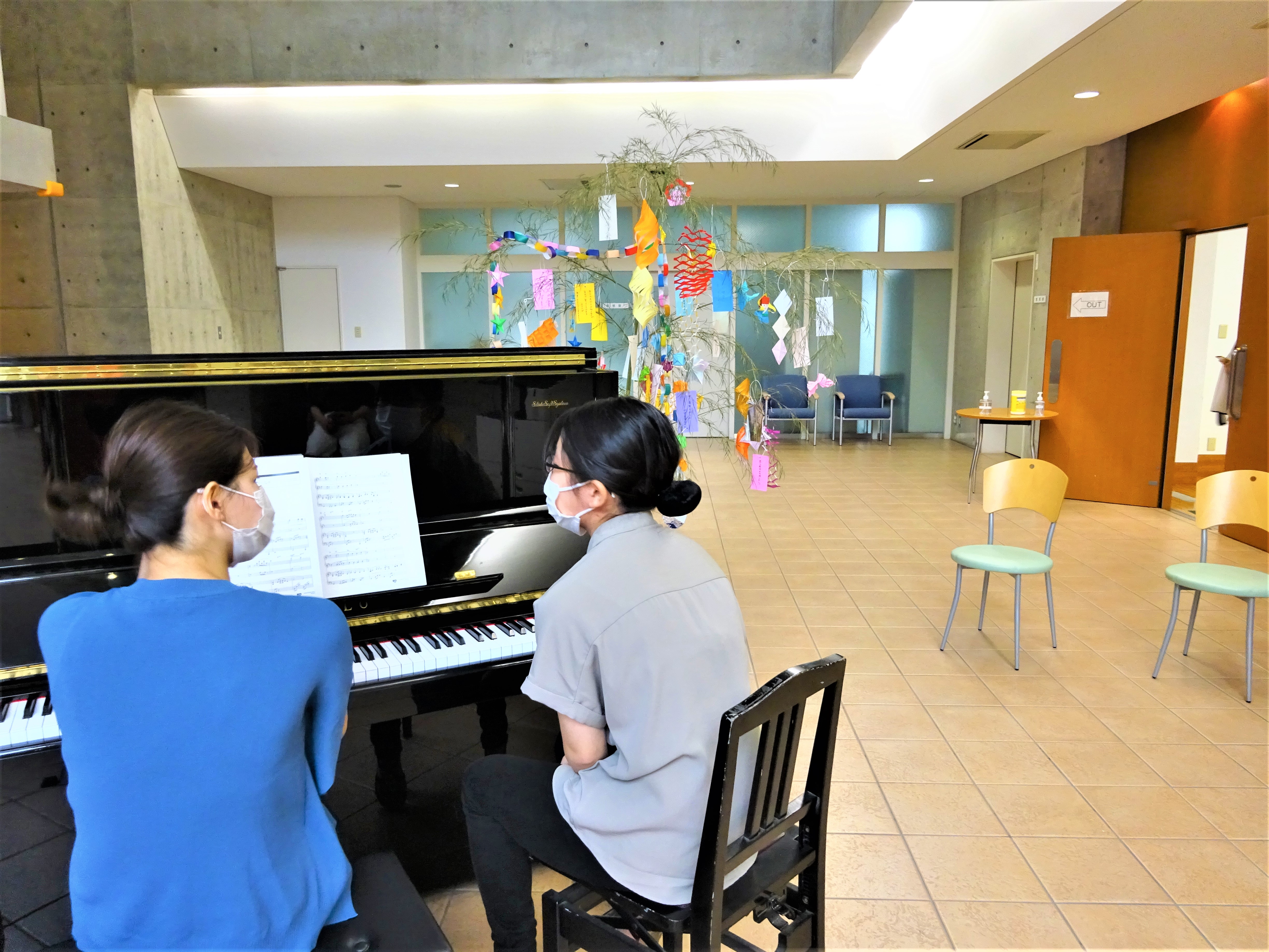 教員と学生のコラボレーション企画「七夕ミニコンサート」が開催されました。